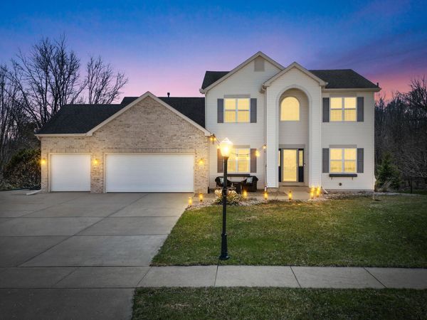 511 Acacia Dr, Saukville, WI 53024