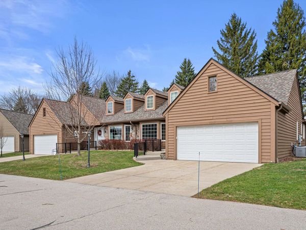 3827 S Oakbrook Dr, Greenfield, WI 53228