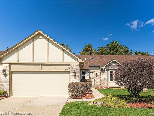 15589 Heather Ridge Trail, Clinton Twp, MI 48038