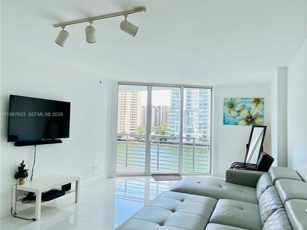 325 S Biscayne Blvd, Unit 717, Miami, FL 33131