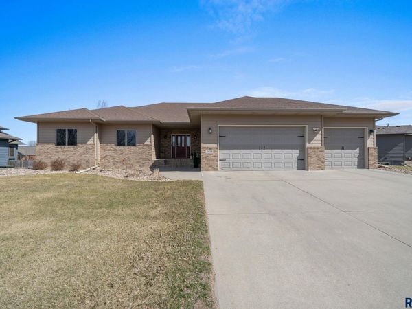 7616 W Stanford Dr, Sioux Falls, SD 57106