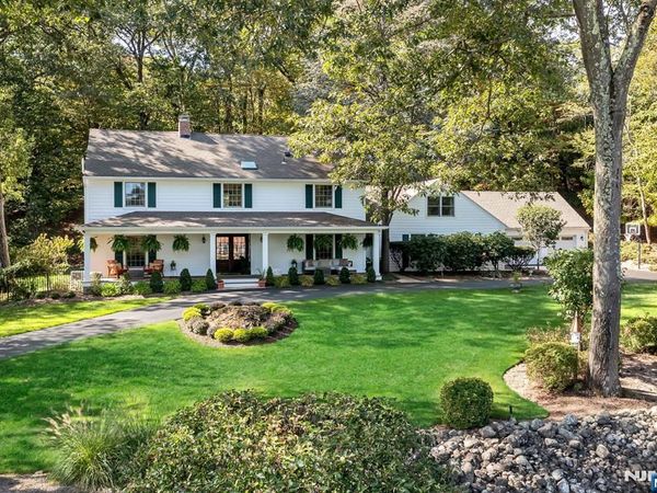 220 Ottowa Lane, FRANKLIN LAKES, NJ 07417
