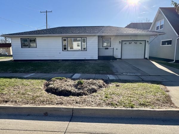 910 4TH Avenue, Dewitt, IA 52742