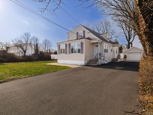 1558 9th Street , Unit Upper, West Babylon, NY 11704