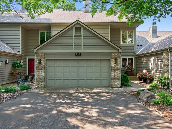 125 Wildwood Bay Drive , Mahtomedi, MN 55115