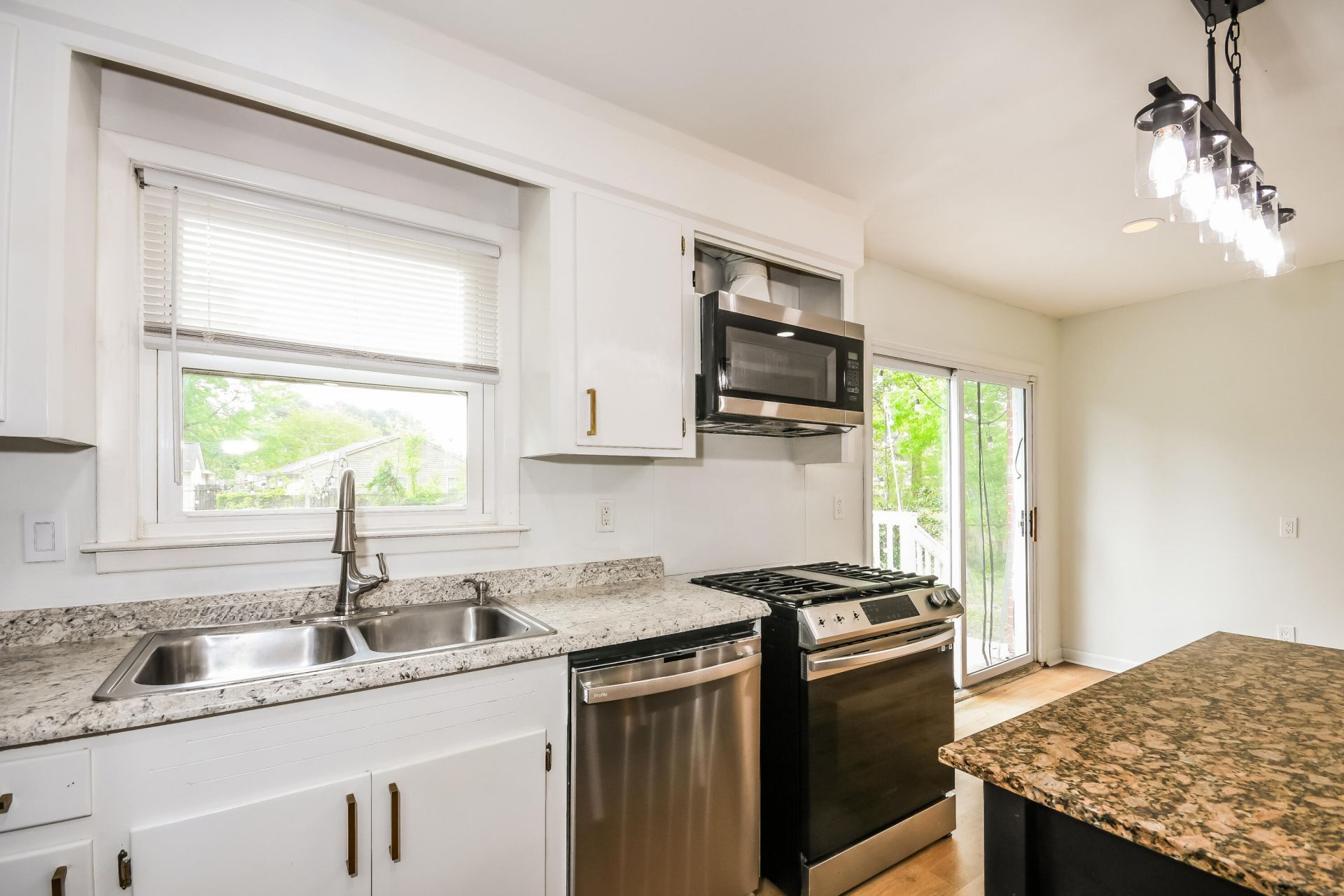 2373 Otranto Road Photo 6