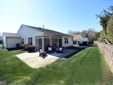 4 DEEP HOLLOW LANE N, COLUMBUS, NJ 08022