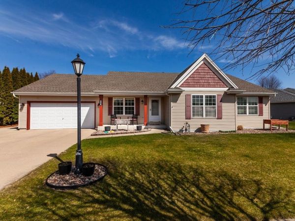 1189 Mockingbird DRIVE, Oconomowoc, WI 53066
