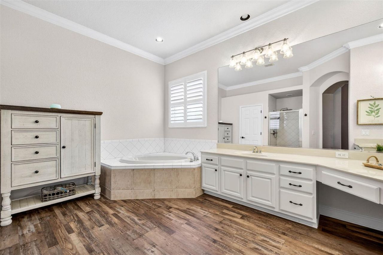 5905 Cherry Oak Drive , Valrico, FL 33596 Photo