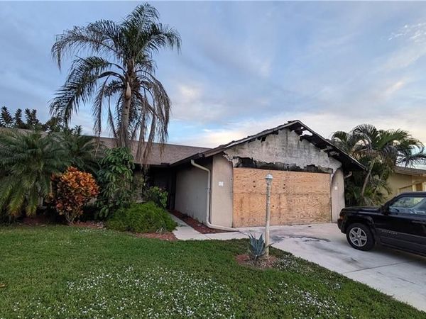 104 Fleur De Lis LN, NAPLES, FL 34112