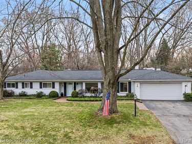 5567 Westwood Lane, Bloomfield Hills, MI 48301