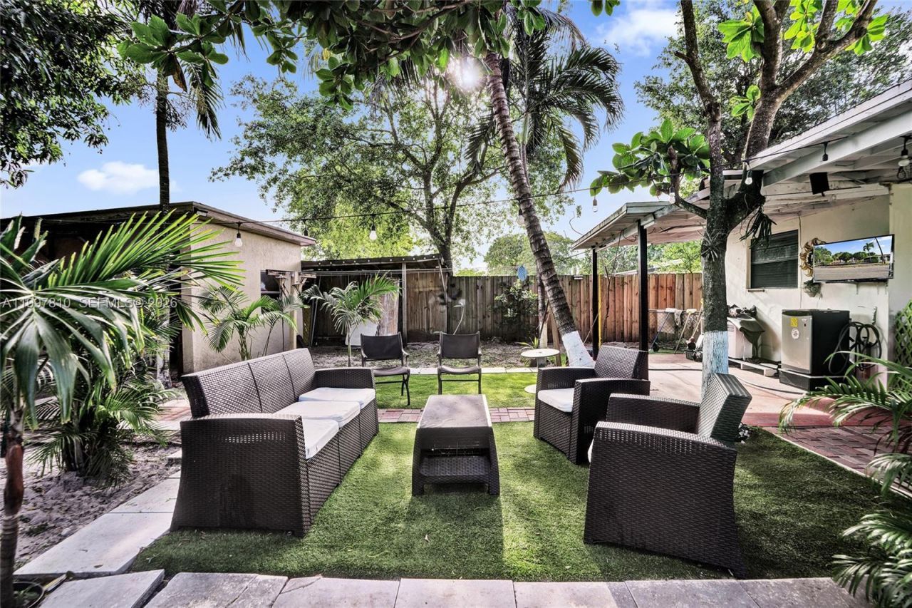 2158 NW 100th St, Miami, FL 33147 Photo