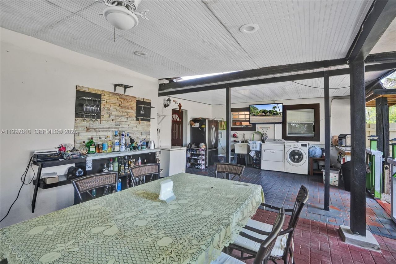 2158 NW 100th St, Miami, FL 33147 Photo