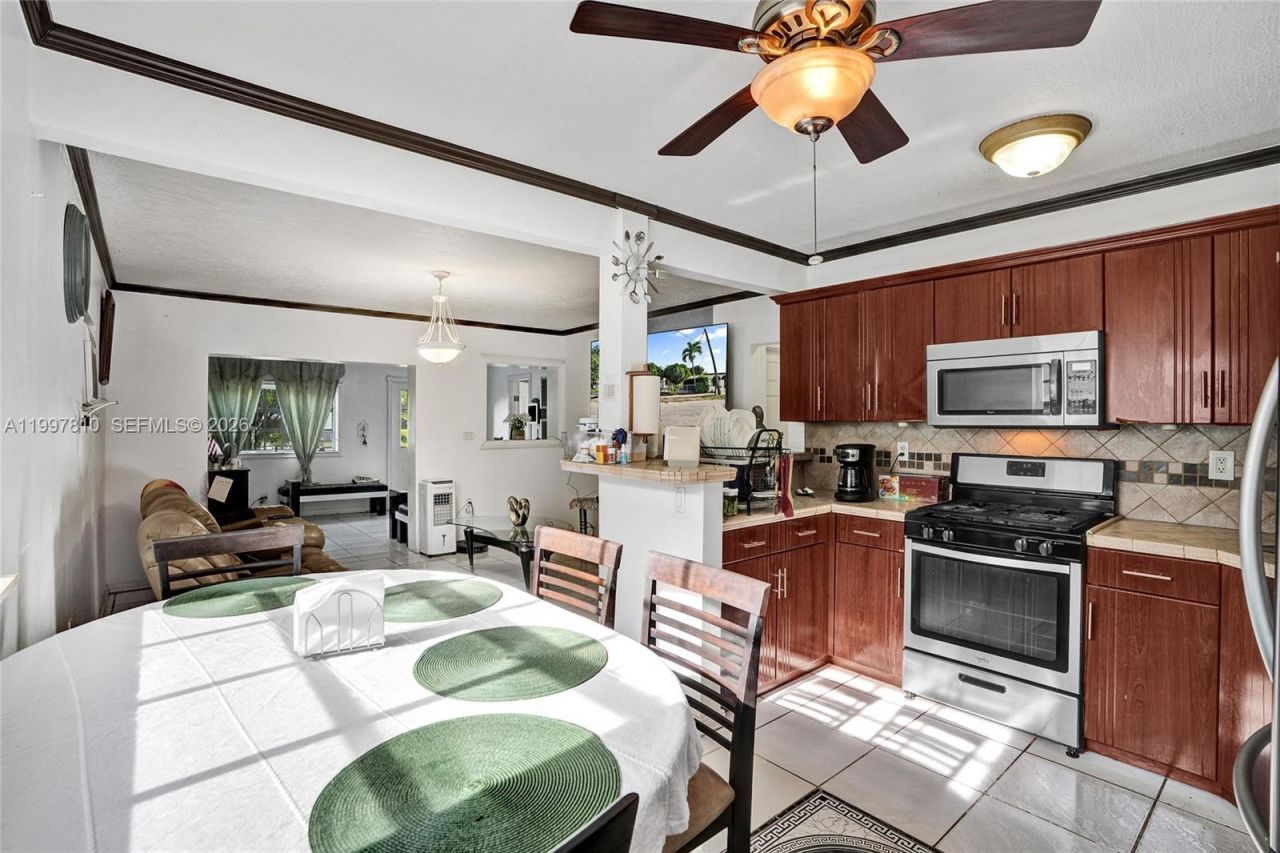 2158 NW 100th St, Miami, FL 33147 Photo