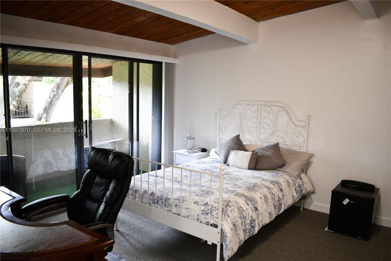 19420 NE 26th Ave, Unit 123D, Miami, FL 33180 Photo