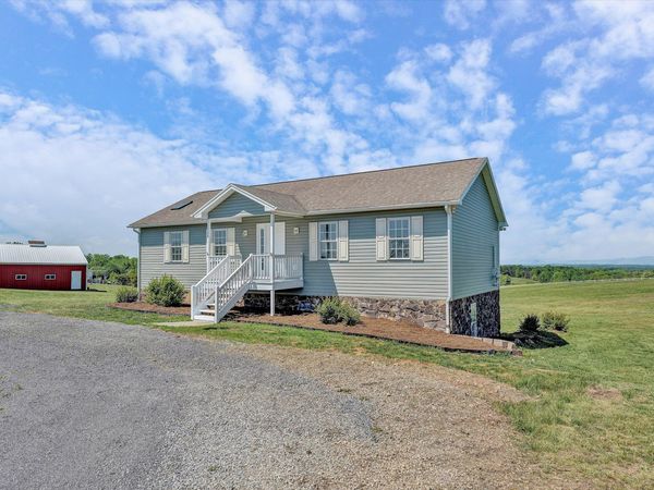 1147 Hickory Cove LN, Moneta, VA 24121