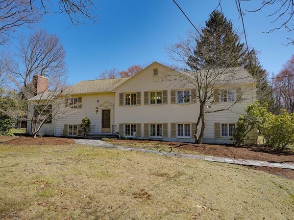 605 Chestnut St, Lynnfield, MA 01940