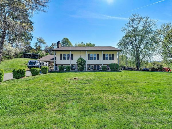 262 Mountain View RD, Troutville, VA 24175