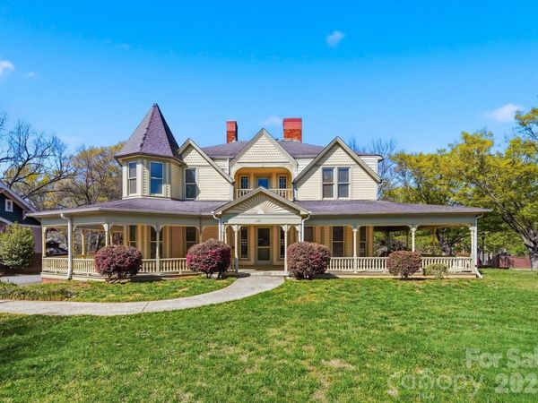 121 5th Avenue NE, Hickory, NC 28601