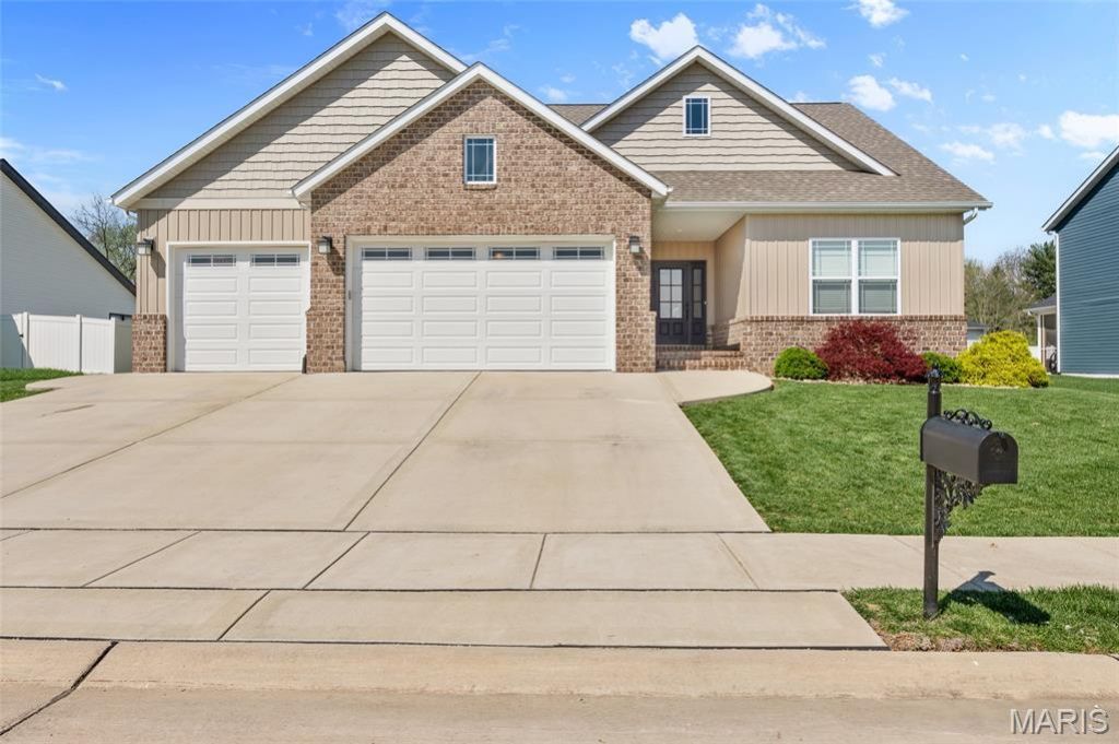 309 Stonebriar Drive, Troy, IL 62294 Main Photo