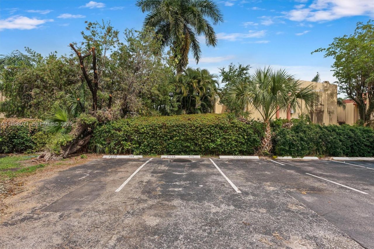 314 NE , Unit 16C, Miami, FL 33161 Photo