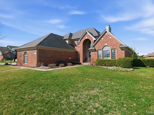 48017 Lincoln Drive, Macomb Twp, MI 48044