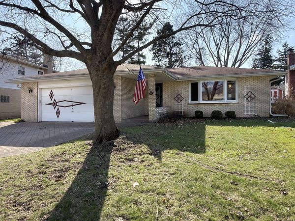 914 S Robert Drive , Mount Prospect, IL 60056