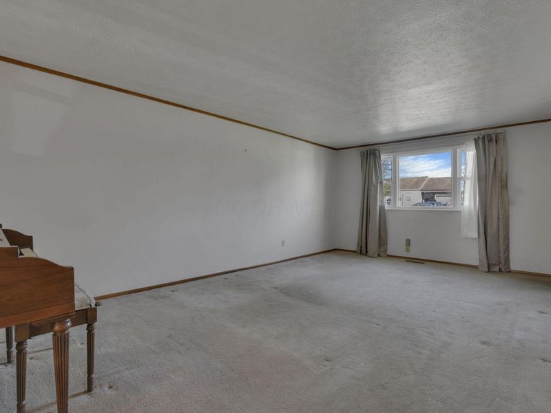 1093 Harwood Drive, Columbus, OH 43228 Photo 10