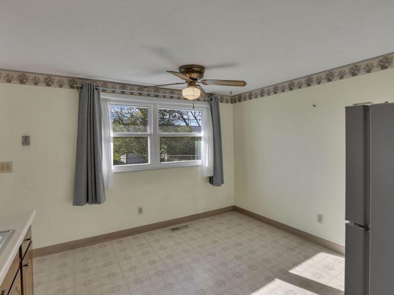 1093 Harwood Drive, Columbus, OH 43228 Photo 11