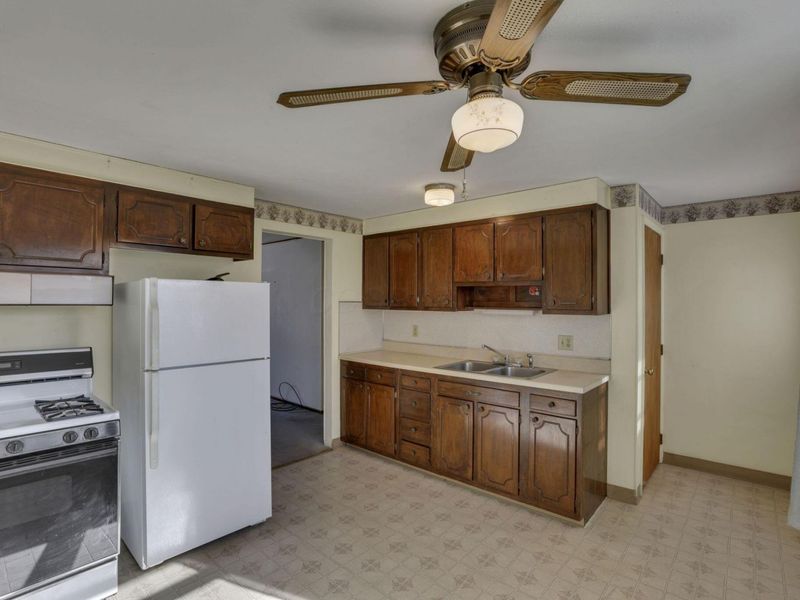 1093 Harwood Drive, Columbus, OH 43228 Photo 13