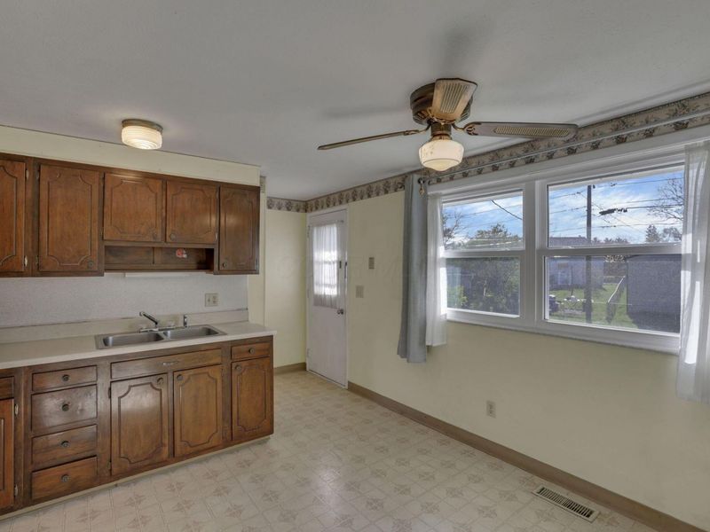 1093 Harwood Drive, Columbus, OH 43228 Photo 14