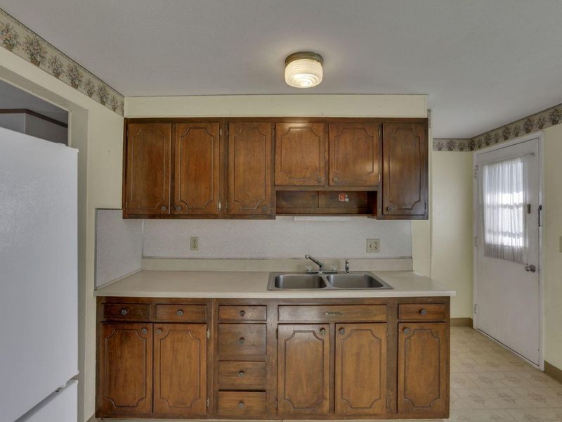 1093 Harwood Drive, Columbus, OH 43228 Photo 16