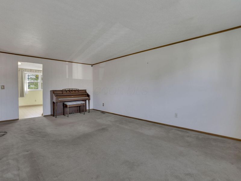 1093 Harwood Drive, Columbus, OH 43228 Photo 7