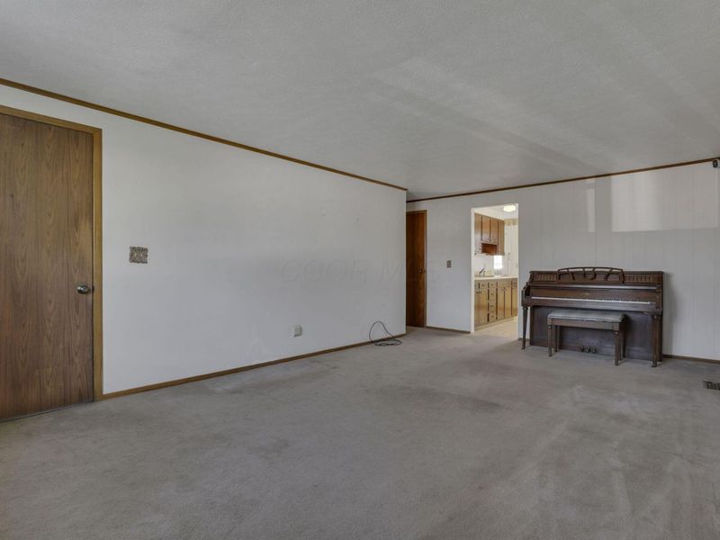 1093 Harwood Drive, Columbus, OH 43228 Photo 8