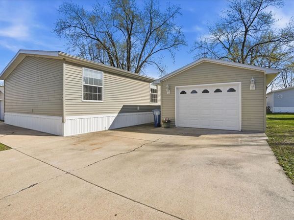 233 Avenue E Street, Bloomington, IL 61704