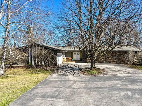 2138 Edgewood DRIVE, Grafton, WI 53024