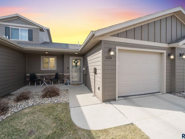 2424 E Meadowside Pl, Sioux Falls, SD 57108