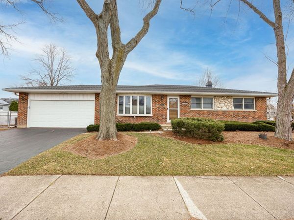 494 Flint Trail , Carol Stream, IL 60188