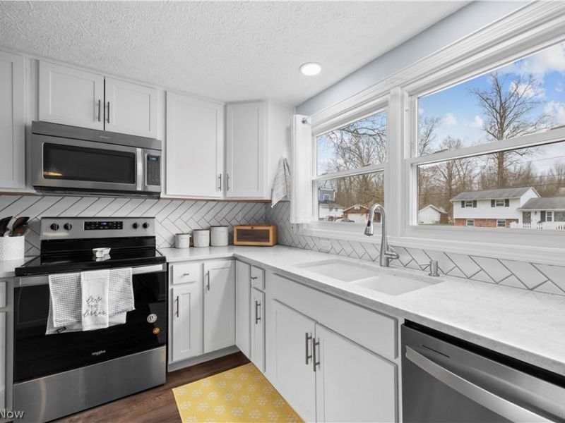 4874 Hollyview Drive, Vermilion, OH 44089 Photo 3