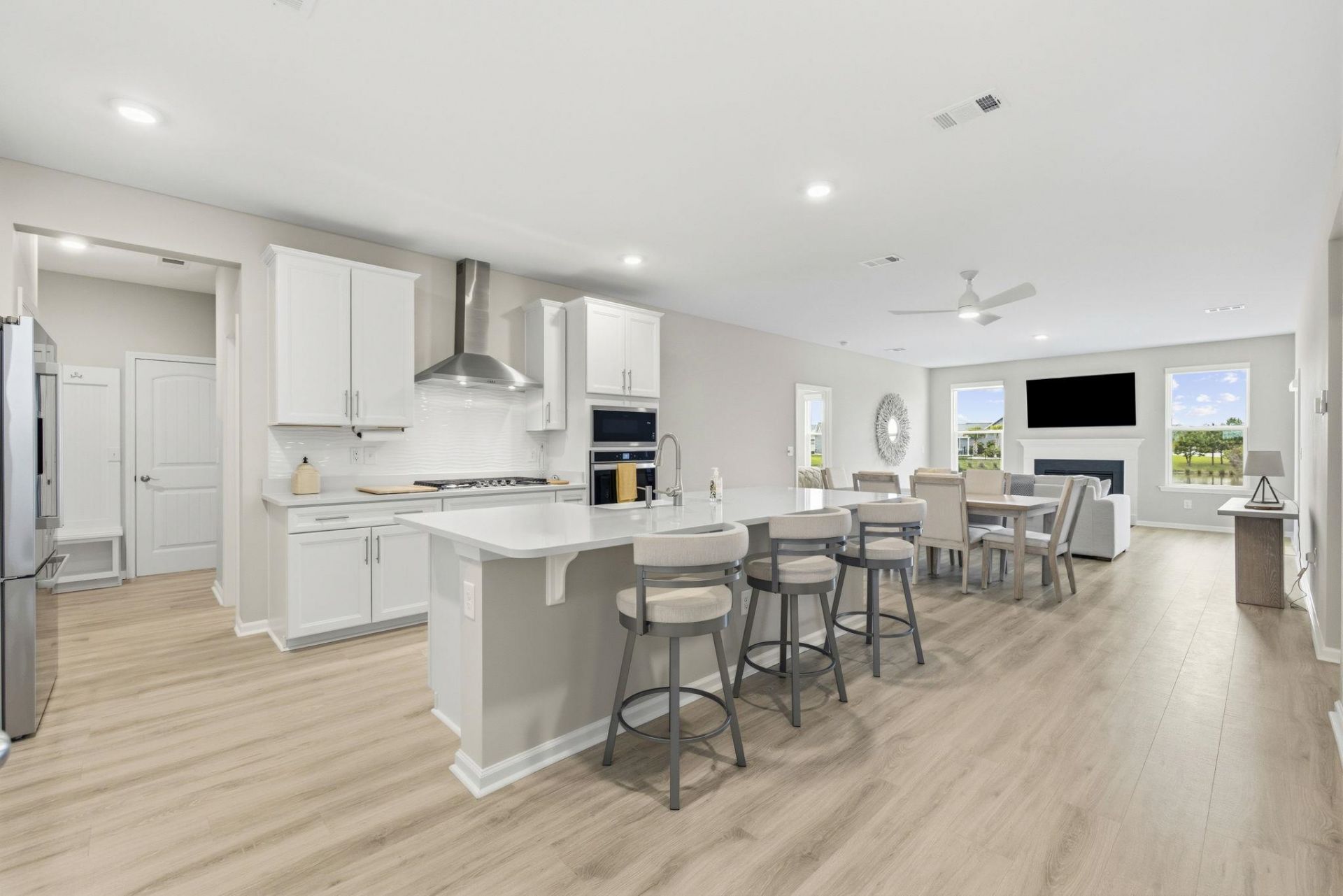 371 Mikita Dr. Photo 9