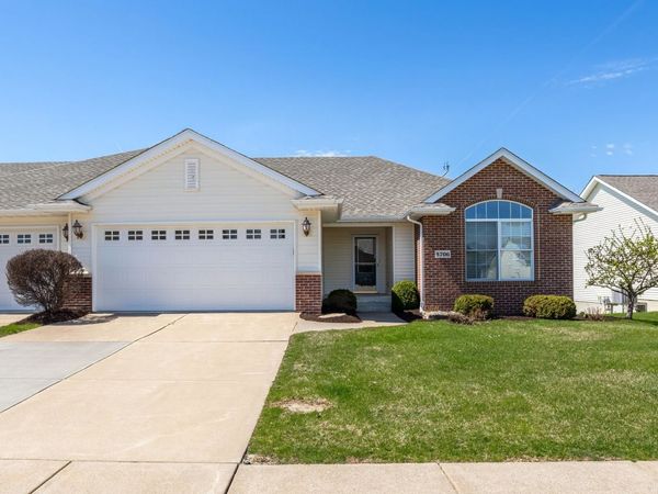 5706 Castlewood Drive , Bettendorf, IA 52722