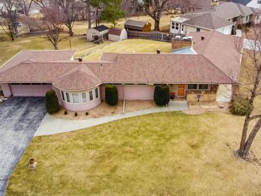 8633 Broadmoor Drive, Omaha, NE 68114