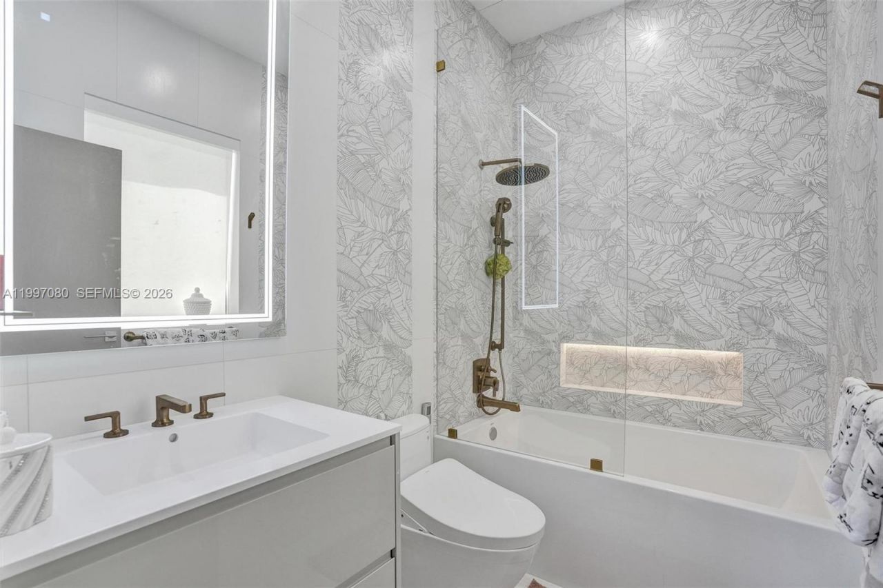 18985 Atlantic Blvd , Sunny Isles Beach, FL 33160 Photo