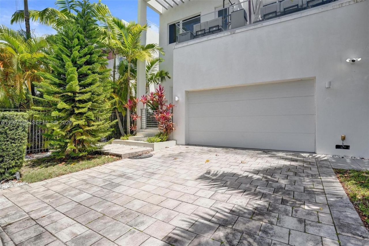 18985 Atlantic Blvd , Sunny Isles Beach, FL 33160 Photo