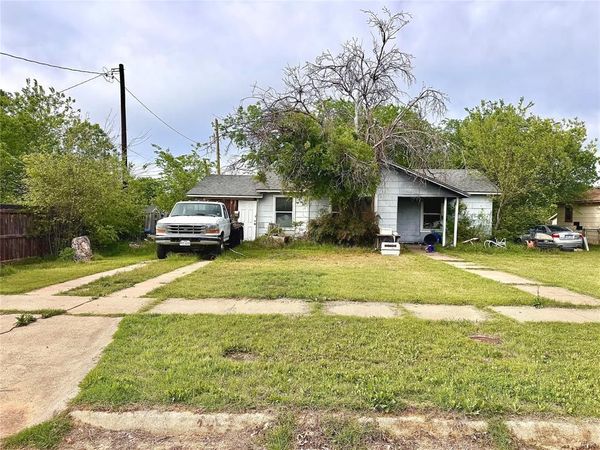 1101 Privado Street , Graham, TX 76450