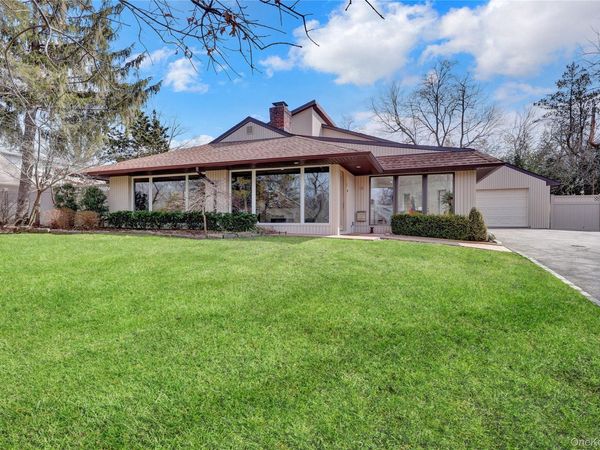 14 Regent Place, Roslyn, NY 11576