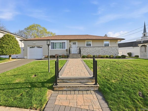 3 Miriam Lane, Plainview, NY 11803