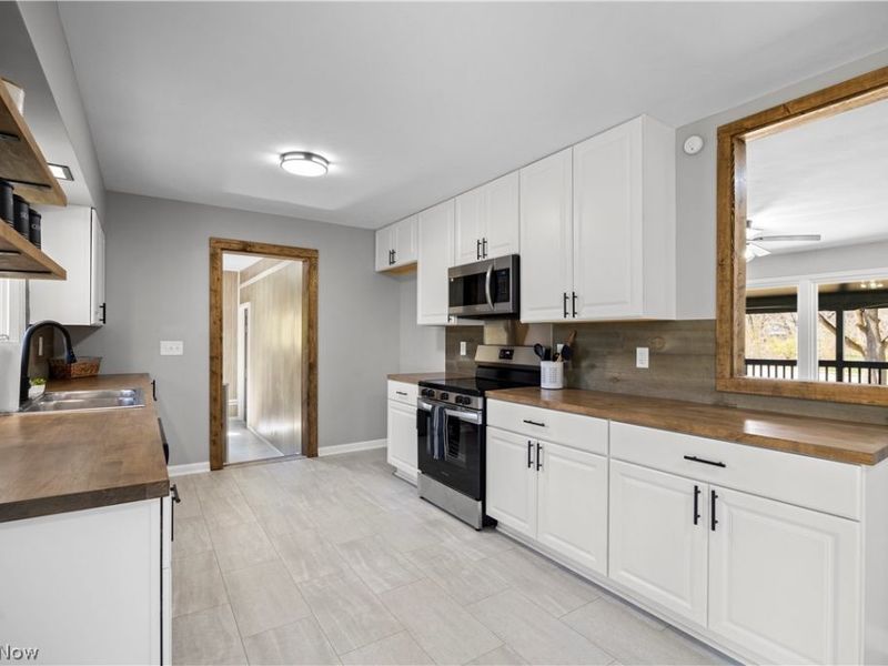 105 N Woodhill Drive, Amherst, OH 44001 Photo 11