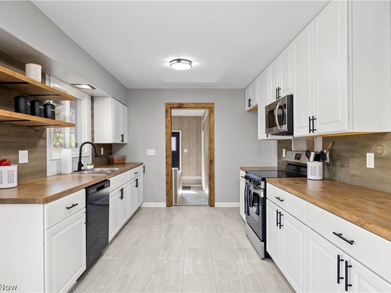 105 N Woodhill Drive, Amherst, OH 44001 Photo 12