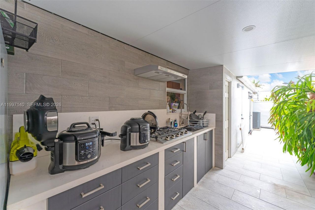 13935 SW 10th St, Miami, FL 33184 Photo